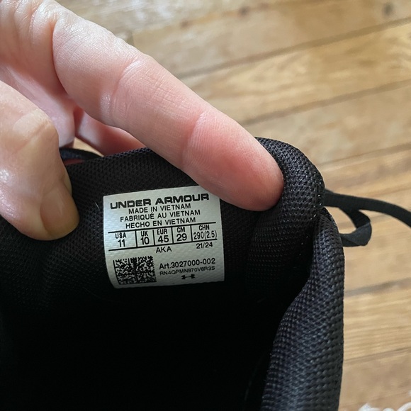 Under Armour Men's All-Black Athletic Sneakers Surge - Picture 4 of 4